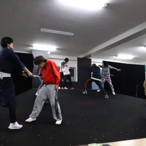 舞台版「BLACK BIRD」通し稽古レポート　妖怪との切ない純愛物語を、八百屋舞台で表現 イメージ画像
