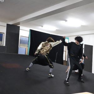 舞台版「BLACK BIRD」通し稽古レポート　妖怪との切ない純愛物語を、八百屋舞台で表現 イメージ画像