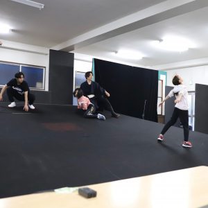 舞台版「BLACK BIRD」通し稽古レポート　妖怪との切ない純愛物語を、八百屋舞台で表現 イメージ画像