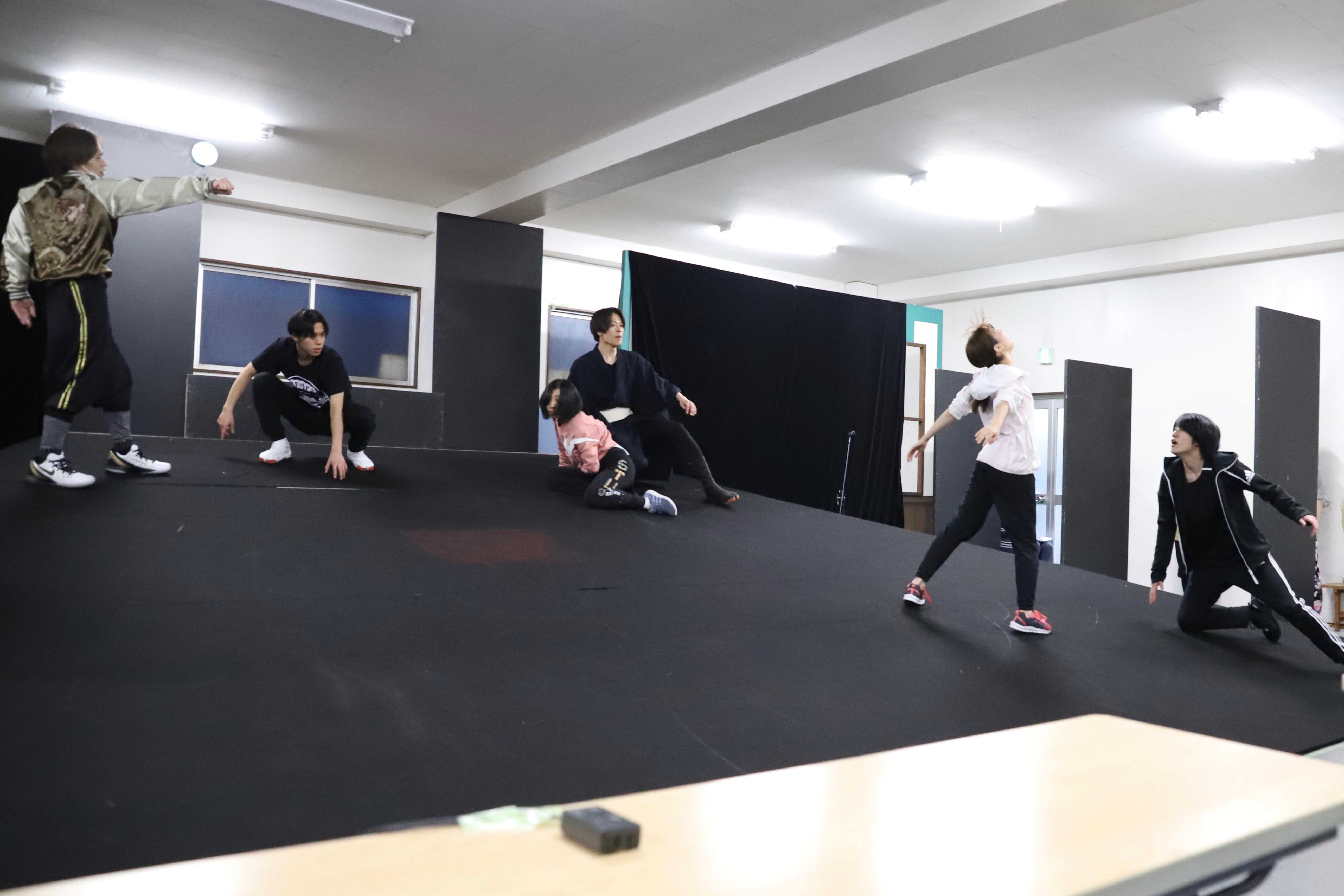 舞台版「BLACK BIRD」通し稽古レポート　妖怪との切ない純愛物語を、八百屋舞台で表現 イメージ画像
