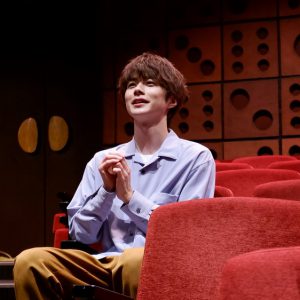 佐藤信長、山田ジェームス武らが出演　“客席”が舞台の短編ドラマ『F列23番の男』が配信決定 イメージ画像
