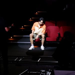 佐藤信長、山田ジェームス武らが出演　“客席”が舞台の短編ドラマ『F列23番の男』が配信決定 イメージ画像