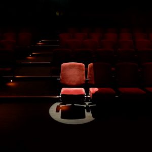 佐藤信長、山田ジェームス武らが出演　“客席”が舞台の短編ドラマ『F列23番の男』が配信決定 イメージ画像