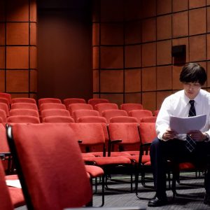 佐藤信長、山田ジェームス武らが出演　“客席”が舞台の短編ドラマ『F列23番の男』が配信決定 イメージ画像