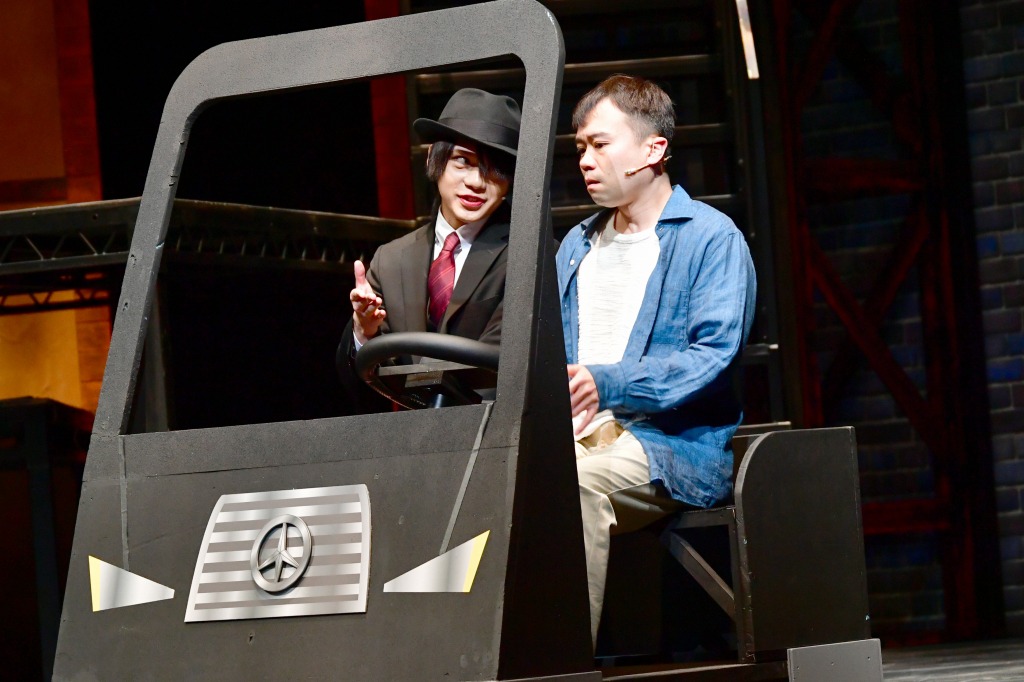 佐藤流司が魅せる、スタイリッシュな喪黒福造　「笑ゥせぇるすまん」THE STAGEゲネプロレポート イメージ画像