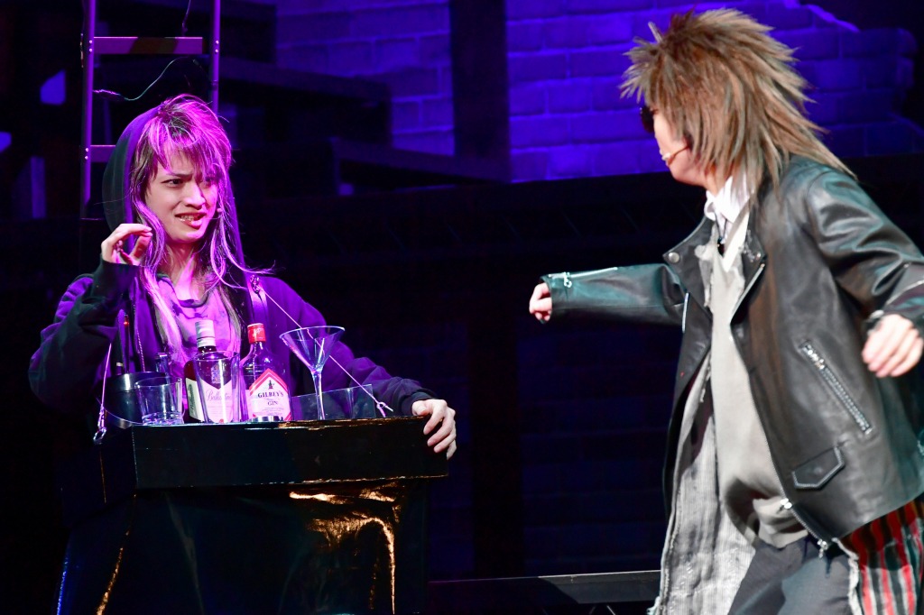 佐藤流司が魅せる、スタイリッシュな喪黒福造　「笑ゥせぇるすまん」THE STAGEゲネプロレポート イメージ画像