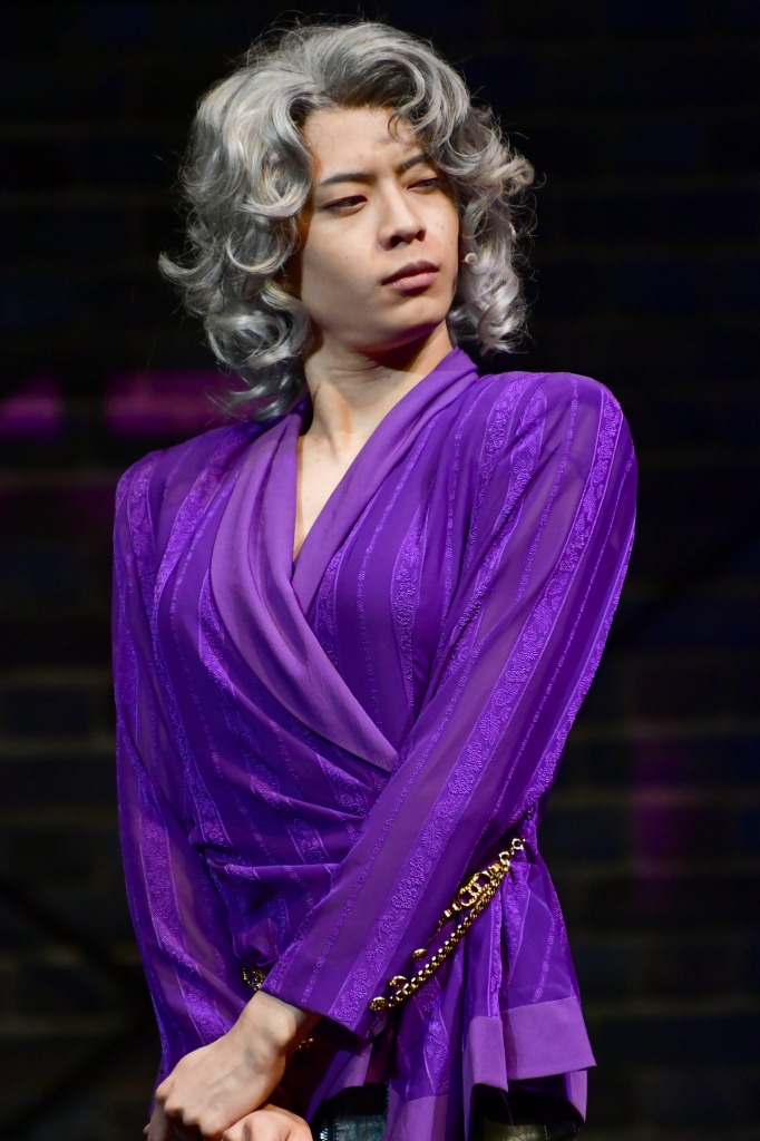 佐藤流司が魅せる、スタイリッシュな喪黒福造　「笑ゥせぇるすまん」THE STAGEゲネプロレポート イメージ画像