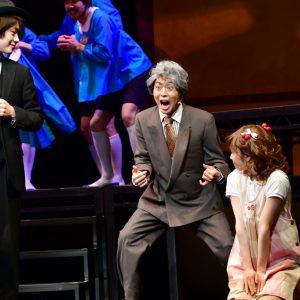 佐藤流司が魅せる、スタイリッシュな喪黒福造　「笑ゥせぇるすまん」THE STAGEゲネプロレポート イメージ画像