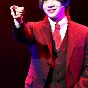 佐藤流司が魅せる、スタイリッシュな喪黒福造　「笑ゥせぇるすまん」THE STAGEゲネプロレポート イメージ画像