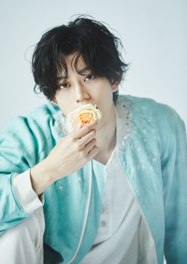 高橋健介、“大人の色気”を発揮　『振れ幅と盛れ』な2022年カレンダー発売 イメージ画像