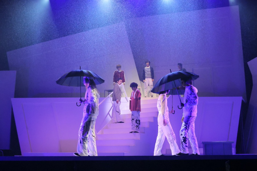 鈴木拡樹＆荒牧慶彦W主演「バクマン。」THE STAGEが開幕、水で表現する心情 イメージ画像