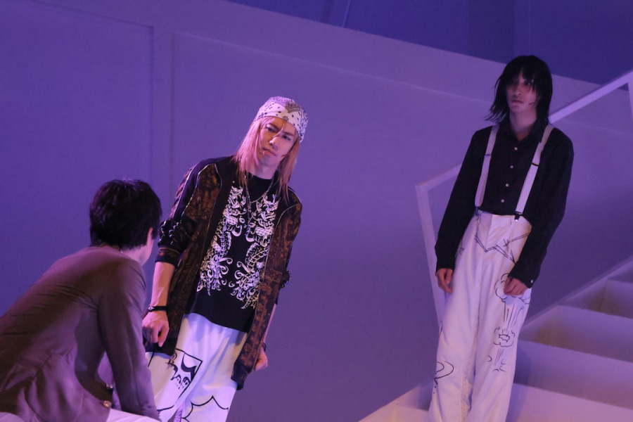 鈴木拡樹＆荒牧慶彦W主演「バクマン。」THE STAGEが開幕、水で表現する心情 イメージ画像