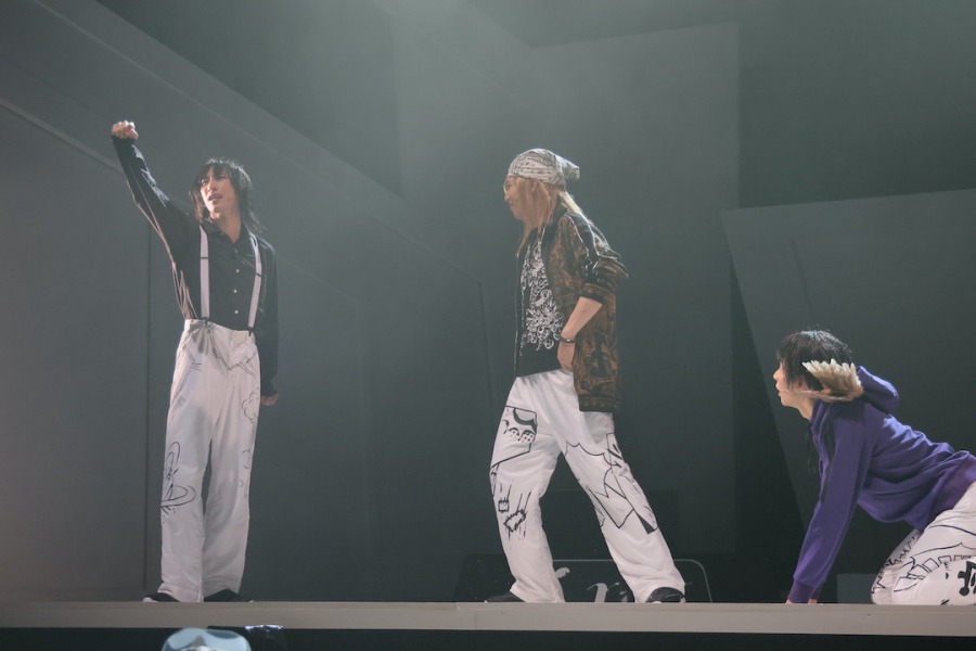 鈴木拡樹＆荒牧慶彦W主演「バクマン。」THE STAGEが開幕、水で表現する心情 イメージ画像