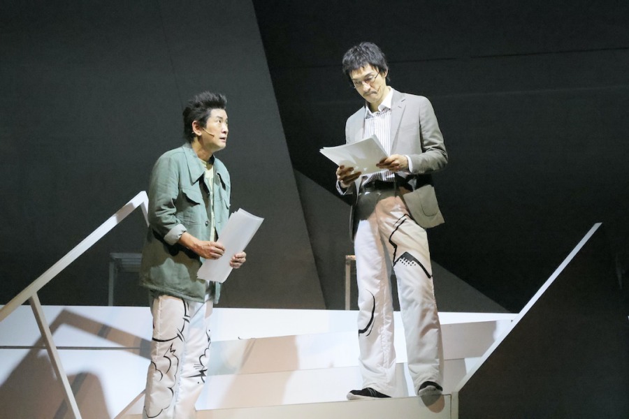 鈴木拡樹＆荒牧慶彦W主演「バクマン。」THE STAGEが開幕、水で表現する心情 イメージ画像