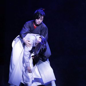 三森すずこ主演、舞台「擾乱」舞台写真が追加解禁　千秋楽公演がアーカイブ配信中 イメージ画像