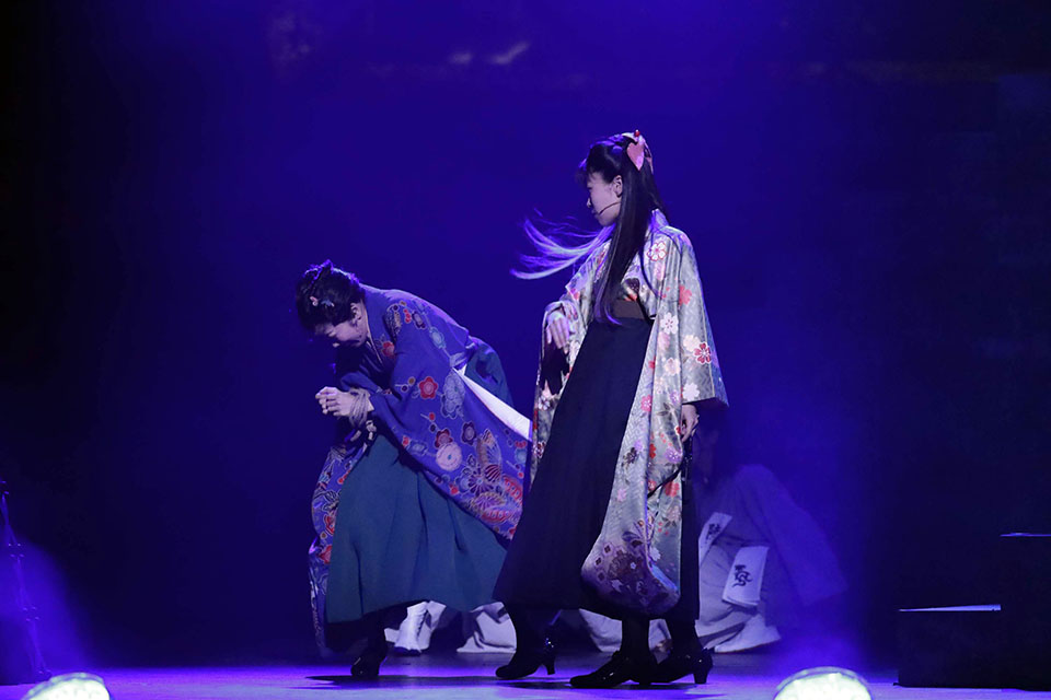 三森すずこ主演、舞台「擾乱」舞台写真が追加解禁　千秋楽公演がアーカイブ配信中 イメージ画像