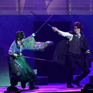 三森すずこ主演、舞台「擾乱」舞台写真が追加解禁　千秋楽公演がアーカイブ配信中 イメージ画像