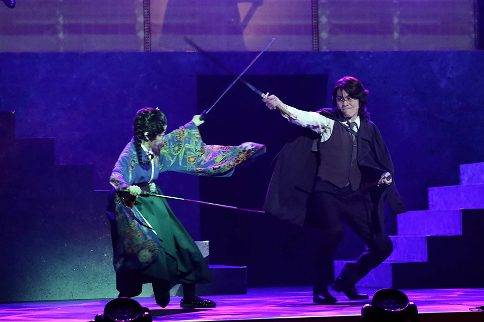 三森すずこ主演、舞台「擾乱」舞台写真が追加解禁　千秋楽公演がアーカイブ配信中 イメージ画像