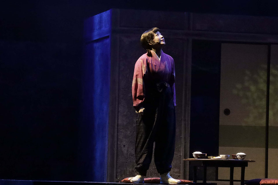 三森すずこ主演、舞台「擾乱」舞台写真が追加解禁　千秋楽公演がアーカイブ配信中 イメージ画像