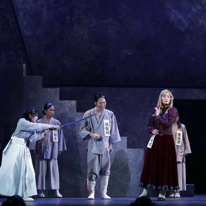 三森すずこ主演、舞台「擾乱」舞台写真が追加解禁　千秋楽公演がアーカイブ配信中 イメージ画像