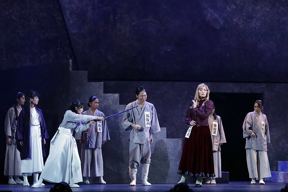 三森すずこ主演、舞台「擾乱」舞台写真が追加解禁　千秋楽公演がアーカイブ配信中 イメージ画像