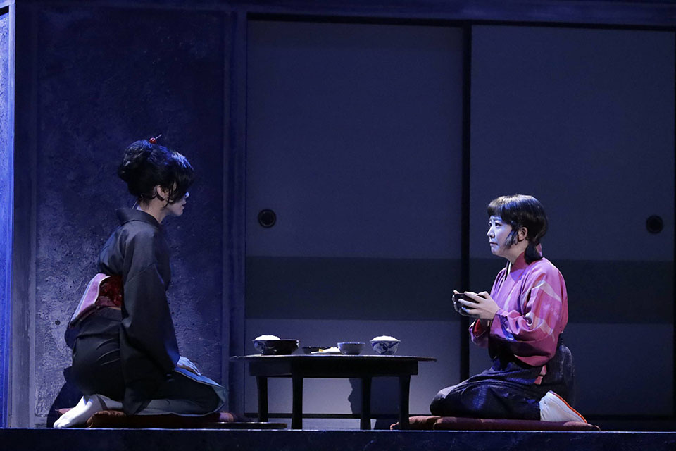 三森すずこ主演、舞台「擾乱」舞台写真が追加解禁　千秋楽公演がアーカイブ配信中 イメージ画像