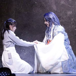 三森すずこ主演、舞台「擾乱」舞台写真が追加解禁　千秋楽公演がアーカイブ配信中 イメージ画像