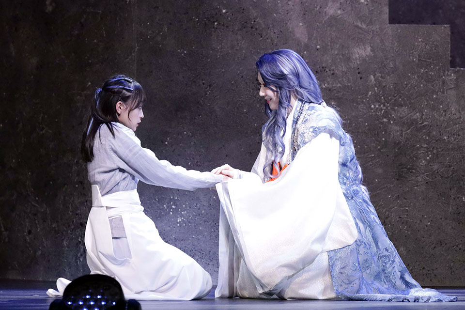 三森すずこ主演、舞台「擾乱」舞台写真が追加解禁　千秋楽公演がアーカイブ配信中 イメージ画像