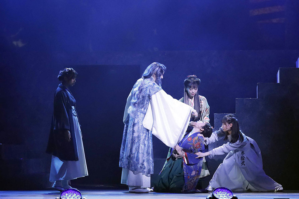 三森すずこ主演、舞台「擾乱」舞台写真が追加解禁　千秋楽公演がアーカイブ配信中 イメージ画像