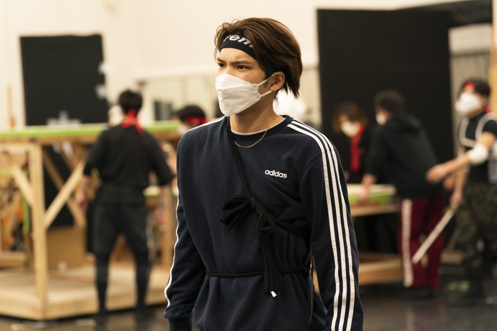 舞台『キングダム』三浦宏規・高野洸らの稽古場写真解禁　追加キャストに壤晴彦が出演 イメージ画像