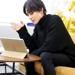 【OSIRU】千葉瑞己「締まるネクタイもあれば緩むネクタイもある」　撮りたてのスーツ姿ブロマイドをチラ見せ イメージ画像