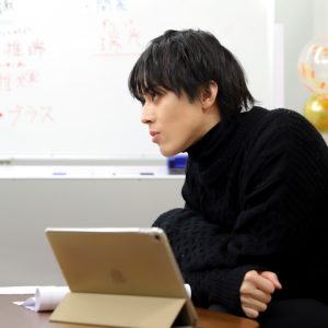 【OSIRU】千葉瑞己「締まるネクタイもあれば緩むネクタイもある」　撮りたてのスーツ姿ブロマイドをチラ見せ イメージ画像