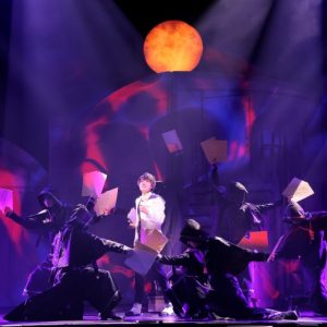 【2.5次元の舞台裏】リアルと幻想の融合を絶妙に描きだす演出家・ほさかよう　「人の神様を馬鹿にしない」という信念 イメージ画像